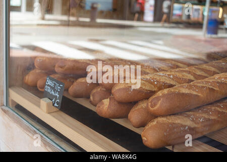 Ein paar Baguettes in eine Bäckerei store Front in Spanien. Mit dem Preis von 1 Euro. Stockfoto