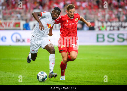 (190819) - Berlin, 12.08.19, 2019 (Xinhua) - NORDI Mukiele (L) von Leipzig Mias mit Christopher Lenz von Union Berlin während eines Deutschen Bundesligaspiel zwischen dem 1.FC Union Berlin und RB Leipzig in Berlin, Hauptstadt der Bundesrepublik Deutschland, am 12.08.18., 2019. Leipzig gewann 4-0. (Foto von Kevin Voigt/Xinhua) Stockfoto