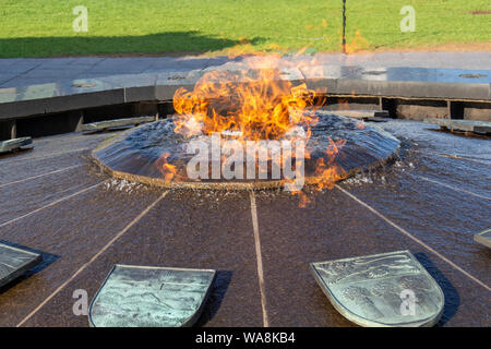 OTTAWA, ONTARIO, Kanada - 16 August, 2019: Die HUNDERTJÄHRIGE Flamme brennt in seiner monumentalen Brunnen auf den Parliament Hill. Stockfoto