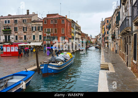 Die Rio de San Barnaba Kanal und der Campo San Barnaba square vom Ponte San Barnaba, Brücke, Venedig, Italien Stockfoto