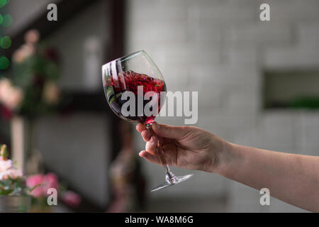 Hand sommelier Holding Glas Rotwein. Wabernde Glas Wein bei Weinproben Rotwein Konzept. Wein Tour. Platz für Text. Stockfoto
