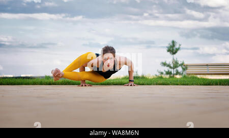 Frau Yoga und blauer Himmel. Erreicht Frieden des Verstandes. Meditation und yoga Konzept. Yoga hilft Balance zu finden. Praxis asana Outdoor. Yoga p Stockfoto