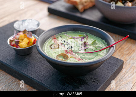 Kalt im asiatischen Stil Sommer Suppe mit Krabbenfleisch und Mango Würfel Stockfoto
