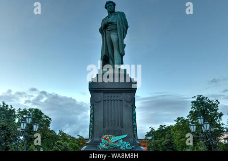 Moskau, Russland - Juli 6, 2019: Denkmal für russische Dichter Alexander S. Puschkin am Puschkin-Platz. Ursprünglich in Moskau am 6. Juni 1880 installiert. Stockfoto