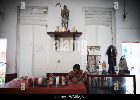 Anhänger von Nuestra Señora de la Santa Muerte (Unsere Liebe Frau von Heiligen Tod) besuchen Sie die Iglesia Santuario Nacional del Angel de la Santa Muerte in Tepito, Mexiko Stadt. Santa Muerte ist der Schutzpatron der Verbrecher, Prostituierte, Drogenabhängige, und alle, die von der Gesellschaft übersehen. Eine Personifikation des Todes, ist sie mit Heilung, Schutz und sichere Lieferung ins Jenseits von ihrer Anhänger. Stockfoto