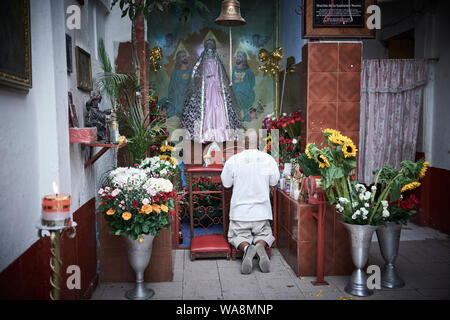 Anhänger von Nuestra Señora de la Santa Muerte (Unsere Liebe Frau von Heiligen Tod) besuchen Sie die Iglesia Santuario Nacional del Angel de la Santa Muerte in Tepito, Mexiko Stadt. Santa Muerte ist der Schutzpatron der Verbrecher, Prostituierte, Drogenabhängige, und alle, die von der Gesellschaft übersehen. Eine Personifikation des Todes, ist sie mit Heilung, Schutz und sichere Lieferung ins Jenseits von ihrer Anhänger. Stockfoto