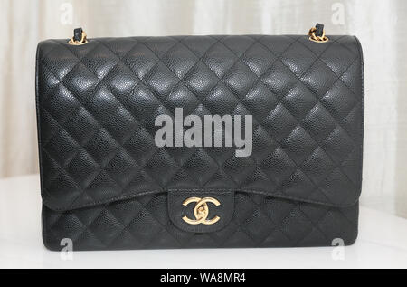 Princeton, New Jersey, USA, August 18, 2019: Foto von schwarz Chanel Handtasche Marke Editorial auf weißem Hintergrund. Stockfoto