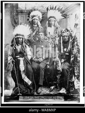 Kapitän Geo Schwert, Leiter der Polizei von Buffalo Bill Indianer, Pine Ridge Agentur, S.D./W.R. Kreuz, Portrait & anzeigen Fotograf, ... Heiße Quellen, S. Dak. Stockfoto