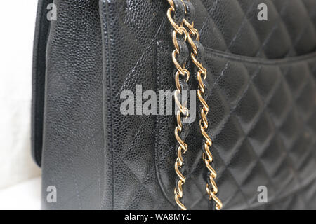 Princeton, New Jersey, USA, August 18, 2019: Foto von schwarz Chanel Handtasche Marke Editorial auf weißem Hintergrund. Stockfoto