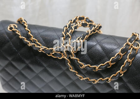 Princeton, New Jersey, USA, August 18, 2019: Foto von schwarz Chanel Handtasche Marke Editorial auf weißem Hintergrund. Stockfoto