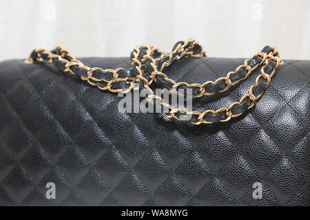 Princeton, New Jersey, USA, August 18, 2019: Foto von schwarz Chanel Handtasche Marke Editorial auf weißem Hintergrund. Stockfoto