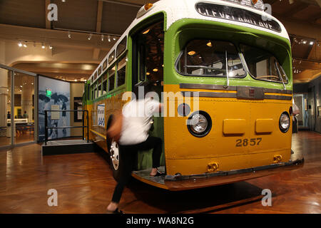 August 16, 2019, Detroit, Michigan, USA: 16.August 2019, Dearborn, Michigan, USA; das Henry Ford Museum umfasst Exponate rsuch, als der Bus, der Rosa Parks war, als sie sich weigerte, ihren Platz zu geben und begann die Bürgerrechtsbewegung mit dem Montgomery, Alabama bus Boykott, die restauriert und auf der Anzeige an das Museum in Dearborn, Michigan. (Bild: © Ralph Lauer/ZUMA Draht) Stockfoto