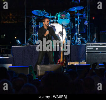 New York, NY - August 18, 2019: Ringo Starr führt mit seinem All Starr Band bei Pier 17 Sommer Konzert Reihe auf Pier 17 auf dem Dach Stockfoto