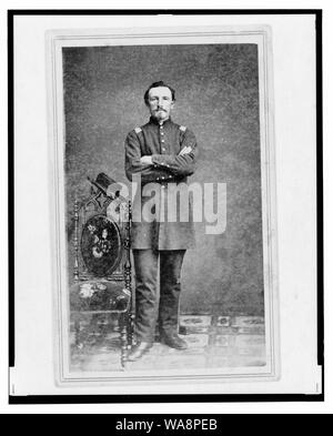 Captain William Borck, Union Officer in der 32Nd Indiana Regiment, full-length Portrait, stehend, nach vorne Stockfoto
