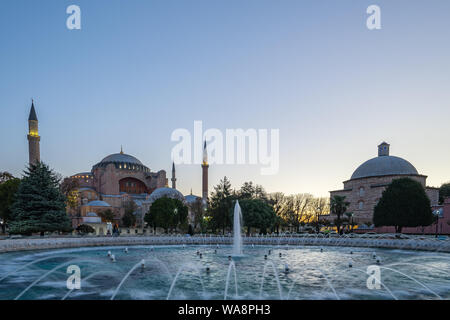 Skyline von Istanbul mit Ayasofya in der Türkei. Stockfoto