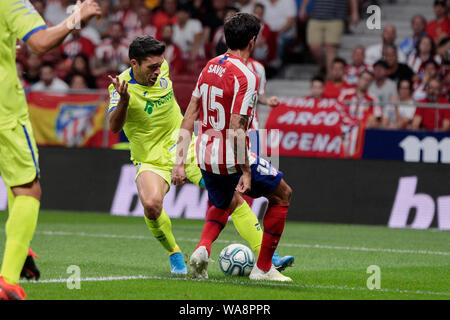 Atletico de Madrid Stefan Savic und Getafe CF Jorge Molina in Aktion während der Liga Fußballspiel zwischen Atletico de Madrid und Getafe CF Wanda Metropolitano Stadion in Madrid gesehen. (Endstand; Atletico de Madrid 1:0 Getafe CF) Stockfoto