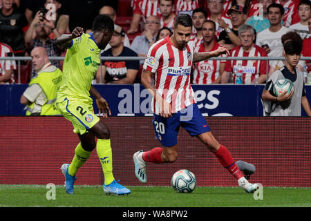 Atletico de Madrid Victor Machin' Vitolo" und "Getafe CF Djene Dakoman sind in Aktion während der Liga Fußballspiel zwischen Atletico de Madrid und Getafe CF Wanda Metropolitano Stadion in Madrid gesehen. (Endstand; Atletico de Madrid 1:0 Getafe CF) Stockfoto