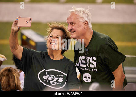 August 18, 2019, East Rutherford, New Jersey, USA: fans New York Jets'Nehmen ein selfie während der Jets in Grün und Weiß der Praxis an MetLife Stadium in East Rutherford, New Jersey. Duncan Williams/CSM Stockfoto