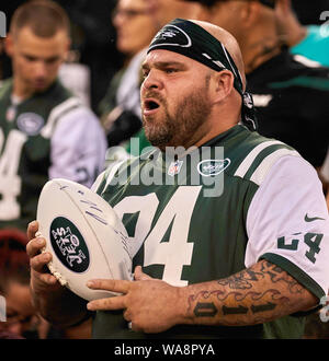 August 18, 2019, East Rutherford, New Jersey, USA: Ein New York Jets Fan reagiert auf das Team während der Jets in Grün und Weiß der Praxis an MetLife Stadium in East Rutherford, New Jersey. Duncan Williams/CSM Stockfoto