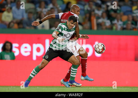 Marcos Acuña von Sporting CP (L) und Wilson Eduardo der SC Braga (R) in Aktion während der Liga Nrn. 2019/20 Fußballspiel zwischen Sporting CP und SC Braga, Lissabon (Endstand; Sporting CP 2-1 SC Braga) gesehen. Stockfoto