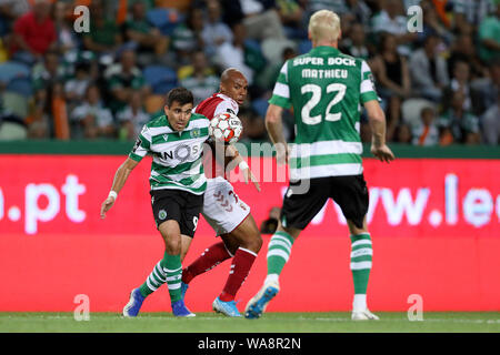 Marcos Acuña von Sporting CP (L) und Wilson Eduardo der SC Braga (R) in Aktion während der Liga Nrn. 2019/20 Fußballspiel zwischen Sporting CP und SC Braga, Lissabon (Endstand; Sporting CP 2-1 SC Braga) gesehen. Stockfoto