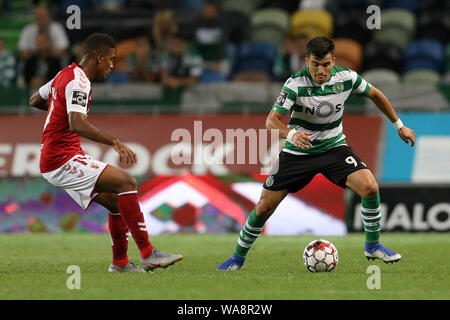 Murilo Souza der SC Braga (L) und Marcos Acuña von Sporting CP (R) in Aktion während der Liga Nrn. 2019/20 Fußballspiel zwischen Sporting CP und SC Braga, Lissabon (Endstand; Sporting CP 2-1 SC Braga) gesehen. Stockfoto