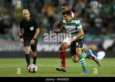 Murilo Souza der SC Braga (L) und Marcos Acuña von Sporting CP (R) in Aktion während der Liga Nrn. 2019/20 Fußballspiel zwischen Sporting CP und SC Braga, Lissabon (Endstand; Sporting CP 2-1 SC Braga) gesehen. Stockfoto