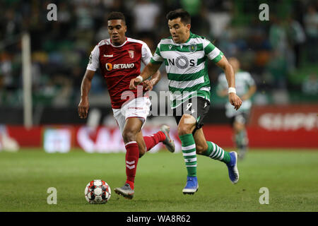 Murilo Souza der SC Braga (L) und Marcos Acuña von Sporting CP (R) in Aktion während der Liga Nrn. 2019/20 Fußballspiel zwischen Sporting CP und SC Braga, Lissabon (Endstand; Sporting CP 2-1 SC Braga) gesehen. Stockfoto