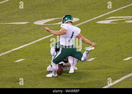 August 18, 2019, East Rutherford, New Jersey, USA: New York Jets Kicker Taylor Bertolet (1) während die Strahlen in Grün und Weiß der Praxis an MetLife Stadium in East Rutherford, New Jersey. Duncan Williams/CSM Stockfoto