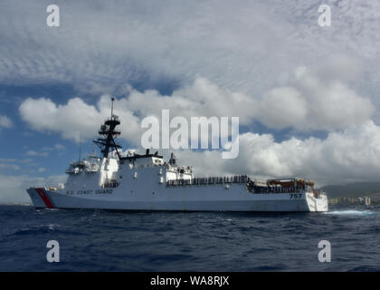 Besatzungsmitglieder von Coast Guard Cutter Midgett (WMSL 757) Linie der Schienen, wie das Schiff bereitet seinen neuen Heimathafen in Honolulu zum ersten Mal zu betreten. Midgett, der achte National Security Cutter für die Küstenwache erbaut, ist für eine einzigartige Dual-Inbetriebnahme Zeremonie mit Coast Guard Cutter Kimball (WMSL 756), dem siebten NSC, in Honolulu Aug 24, 2019 geplant. U.S. Coast Guard Foto von Chief Petty Officer John Masson. Stockfoto