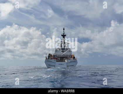 Besatzungsmitglieder an Bord Coast Guard Cutter Kimball (WMSL 756) Test das Feuer Monitoren über den Flight Deck während des Schiff Meer Studien 17.08.05 2019 montiert. Kimball, die siebte National Security Cutter für die Küstenwache erbaut, ist für eine einzigartige Dual-Inbetriebnahme Zeremonie mit Coast Guard Cutter Midgett (WMSL 757), der achte NSC, an beiden Kutter "neuen Heimathafen in Honolulu Aug 24, 2019 geplant. U.S. Coast Guard Foto von Chief Petty Officer John Masson. Stockfoto