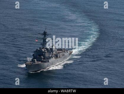 190816-N-TJ 319-1021 ATLANTIK (16. August 2019) der US-Navy der Arleigh-Burke-Klasse geführte Anti-raketen-Zerstörer USS Schwer (DDG107) Transits mit Royal Danish Navy Absalon-Klasse Befehl und Support Schiff HMDS Absalon (L16), die während einer Übung vorbei (PASSEX) vor der Küste von Grönland. Schwerwiegend ist unterwegs Arktis als Teil eines 7-monatigen Einsatz zu leiten. (U.S. Marine Foto von Mass Communication Specialist 2. Klasse Jessica L. Dowell) Stockfoto