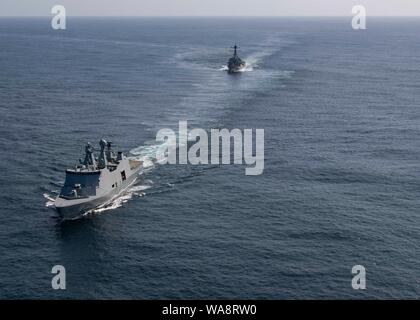 190816-N-TJ 319-1090 ATLANTIK (16. August 2019) der US-Navy der Arleigh-Burke-Klasse geführte Anti-raketen-Zerstörer USS Schwer (DDG107) Transits mit Royal Danish Navy Absalon-Klasse Befehl und Support Schiff HMDS Absalon (L16), die während einer Übung vorbei (PASSEX) vor der Küste von Grönland. Schwerwiegend ist unterwegs Arktis als Teil eines 7-monatigen Einsatz zu leiten. (U.S. Marine Foto von Mass Communication Specialist 2. Klasse Jessica L. Dowell) Stockfoto