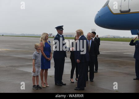 Präsident der Vereinigten Staaten von Amerika Donald J. Trumpf disembarks Air Force One bei Ankunft am 171st Air Refuelling des Pennsylvania Air National Guard Flügel in Coraopolis, Pa 13.08.2019. Gruß der Präsident von der 171St ist Colonel Russell Adams, dem Medical Group Commander. Bei seinem Besuch, Trumpf gab Erläuterungen zu einem lokalen Baustelle in der Gegend. (U.S. Air National Guard Foto von Tech. Sgt. Michael Fariss) Stockfoto