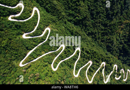 Chongqing, Chongqing, China. 19 Aug, 2019. Chongqing, China - Xiaonanhai Xiaochaomen Berg, Stadt, Straße, Qianjiang district, Chongqing, mit einer Höhe von mehr als 1500 Metern, der Berg hat steile Hänge und Felsen Gipfel. Im Jahr 2015, die lokale Regierung errichtete eine 7.23 Km industrielle Armutsbekämpfung Straße beim Helfen Dorfbewohner eine industrielle Basis von mehr als 1.000 mu auf dem Berg zu errichten. Credit: ZUMA Press, Inc./Alamy leben Nachrichten Stockfoto