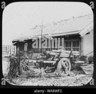 Warenkorb vor Gebäude im Dorf über die Mandschu Amur aus Blagovestchenck [d. h. Tscheboksary] Stockfoto