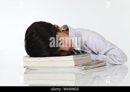 Schüler Nickerchen in einem Klassenzimmer Stockfoto