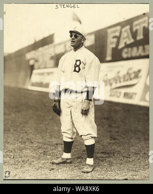 Casey Stengel, full-length Portrait, Sonnenbrillen tragen, während der Wiedergabe outfield für die Brooklyn Dodgers Stockfoto