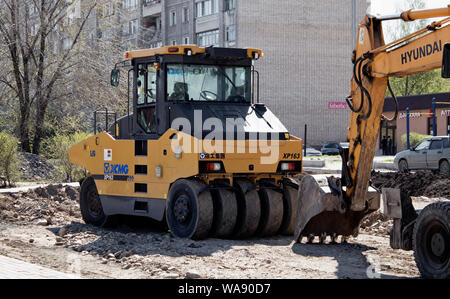 Kasachstan, ust-kamenogorsk - 5 Mai, 2019. Asphalt-Walzen auf Parkplatz. Stockfoto