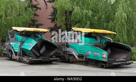 Kasachstan, Ust-Kamenogorsk - 22. Mai, 2019. Spezielle Ausrüstung für den Bau der Straße. Asphaltfertiger auf Parkplatz. Asphalt fertiger Maschine Vogele. Stockfoto