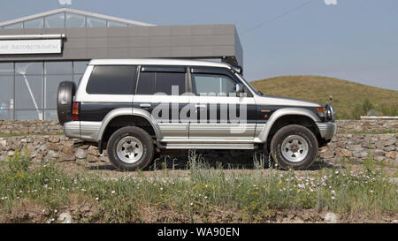 Kasachstan, Ust-Kamenogorsk - 18 Juli, 2019. Auto Mitsubishi Pajero auf dem Parkplatz. Stockfoto