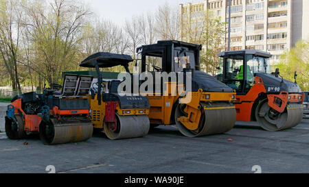 Kasachstan, Ust-Kamenogorsk - 10 Mai, 2019. Asphalt-Walzen auf Parkplatz. Starke Vibrationen der Rollen. Stockfoto