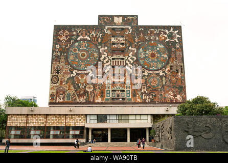 Die zentrale Bibliothek (Biblioteca Central) auf dem Campus der UNAM (der Nationalen Autonomen Universität von Mexiko). Mexiko City, Mexiko, Juni 2019 Stockfoto