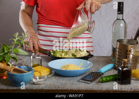 Gießen Sauce, Weißweinsauce, Koch, jar, Hummer, Pasta, Alfredo Sauce, Sonne getrocknet, Sonne getrocknet, Pan, Pasta, Spaghetti Stockfoto