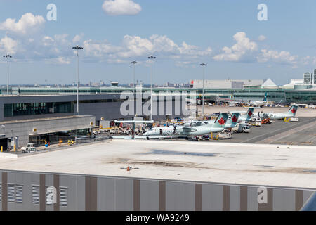 Air Canada und WestJet Flugzeuge zu Gates in Toronto Pearson International Airport geparkt. Stockfoto