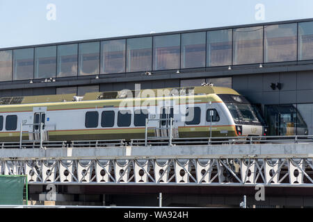 Bis Express Zug gesehen wird, ziehen in die Station an der Toronto Pearson International Airport. Stockfoto