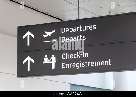 Der Abflug- und Check-in Flughafen Zeichen (Englisch/Französisch) Stockfoto