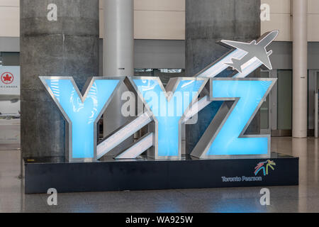 Beleuchtete YYZ Zeichen in Stift 1 am Toronto Pearson International Airport. Stockfoto