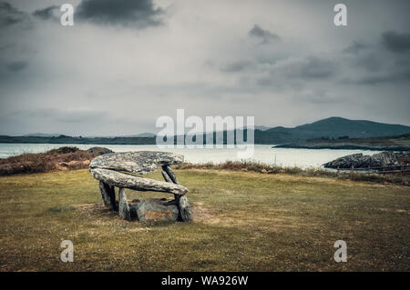 Jungsteinzeit Keil Grab am Altar mit Blick auf die Bucht von Toormore in der Grafschaft Cork an der Südwestküste von Irland Stockfoto