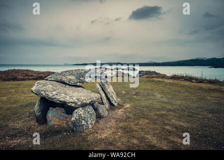 Jungsteinzeit Keil Grab am Altar mit Blick auf die Bucht von Toormore in der Grafschaft Cork an der Südwestküste von Irland Stockfoto